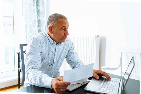 Comment faire la différence entre le salaire brut et net en France ?